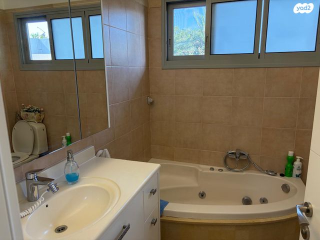 דו משפחתי, קיסריה