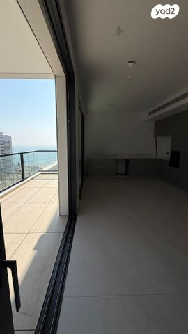 גג/ פנטהאוז, שדרות העצמאות 7, רוטשילד עצמאות, בת ים