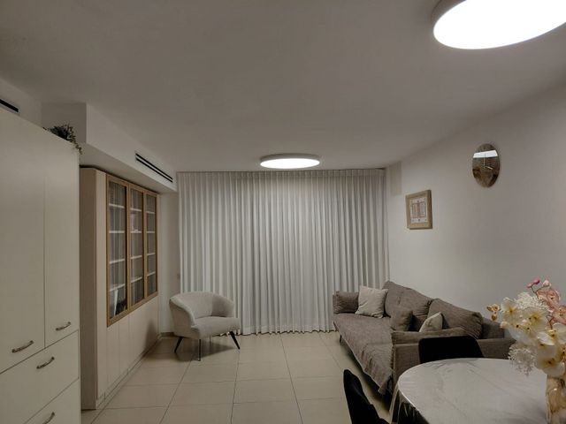 דירה, השקד, רכסים