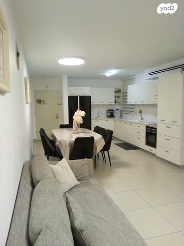 דירה, השקד, רכסים