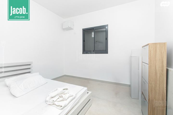 דירה, רמב"ם, רמב"ם, טירת כרמל