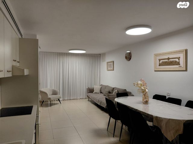 דירה, השקד, רכסים