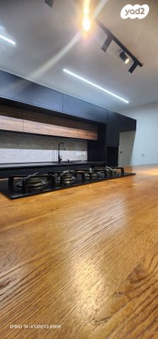 גג/ פנטהאוז, נעמי שמר, נאות שמיר, יבנה