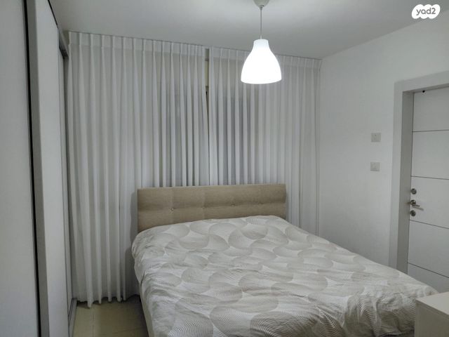 דירה, השקד, רכסים