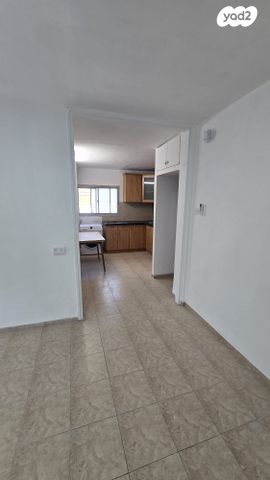 דירה, נתן אלבז, גיורא, טירת כרמל