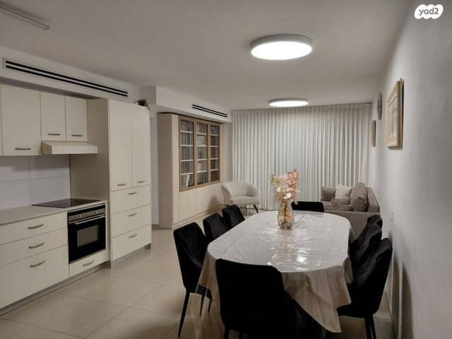 דירה, השקד, רכסים