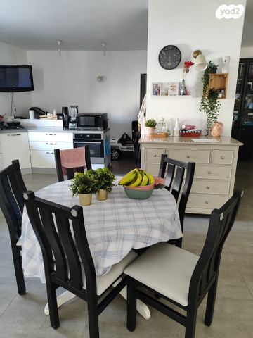 דו משפחתי, אדם - גבע בנימין