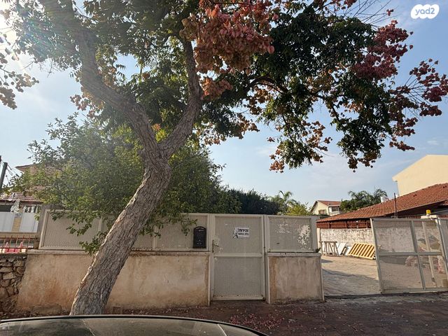 דו משפחתי, כפר סבא