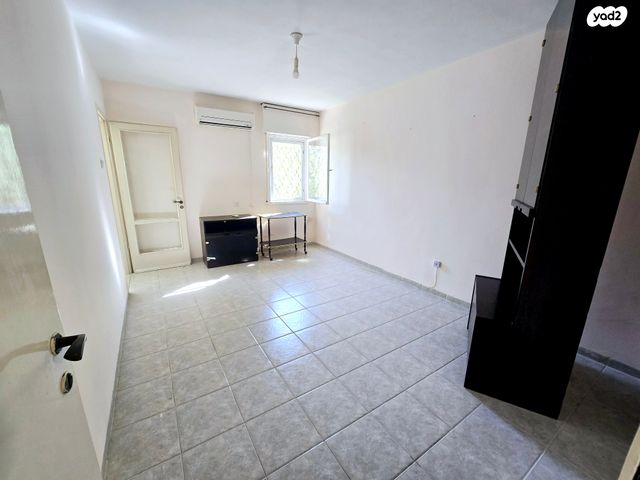 דירה, החרוב, המיסדים, כרמיאל