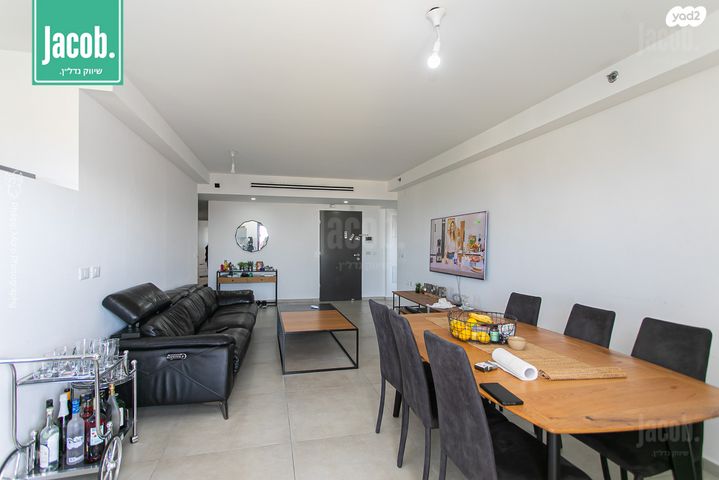 דירה, רמב"ם, רמב"ם, טירת כרמל