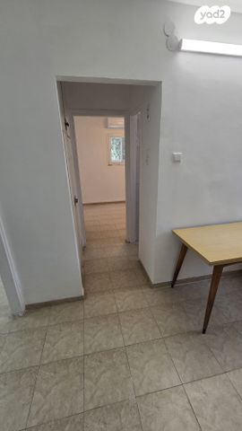 דירה, נתן אלבז, גיורא, טירת כרמל