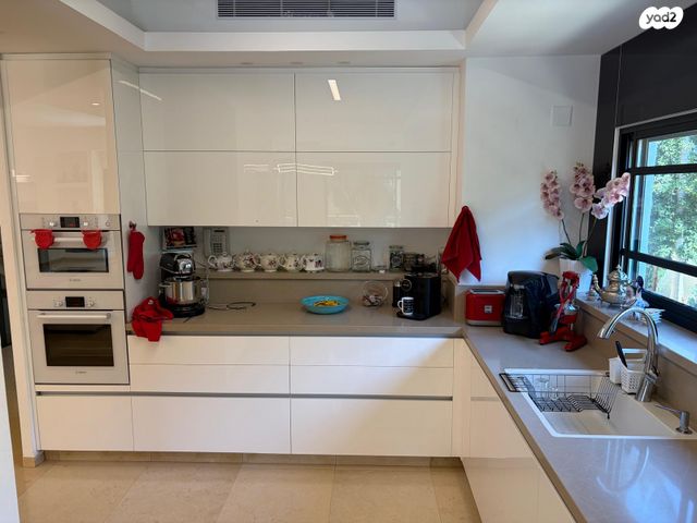 דו משפחתי, קיסריה