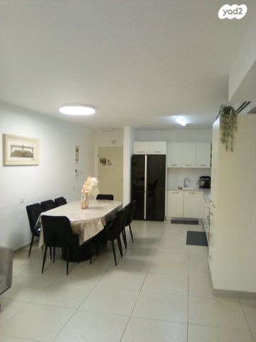 דירה, השקד, רכסים