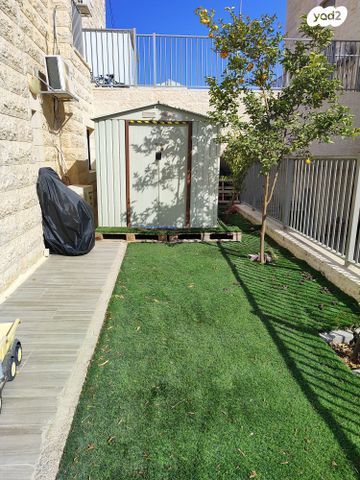 דו משפחתי, אדם - גבע בנימין