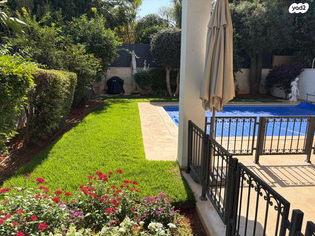 דו משפחתי, קיסריה