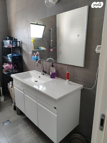 דו משפחתי, אדם - גבע בנימין