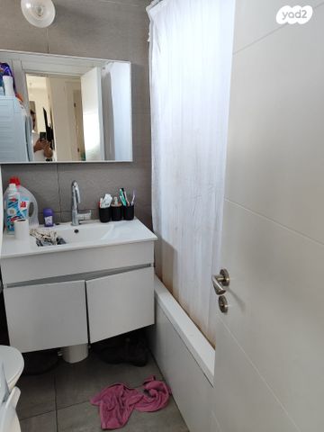 דו משפחתי, אדם - גבע בנימין