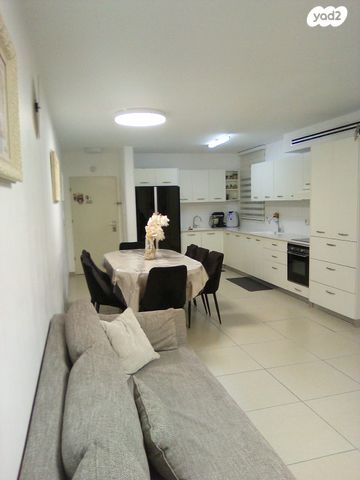 דירה, השקד, רכסים