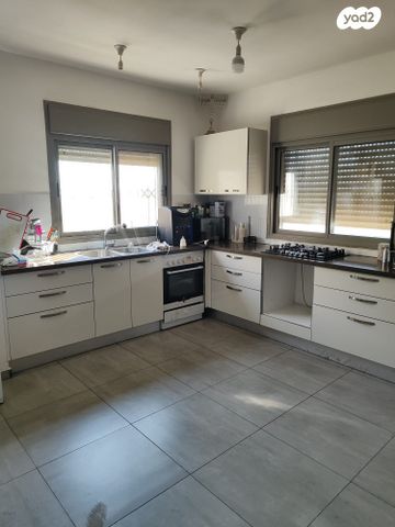 דו משפחתי, אדם - גבע בנימין