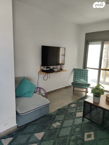 דו משפחתי, אדם - גבע בנימין