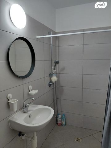 דירה, השקד, רכסים