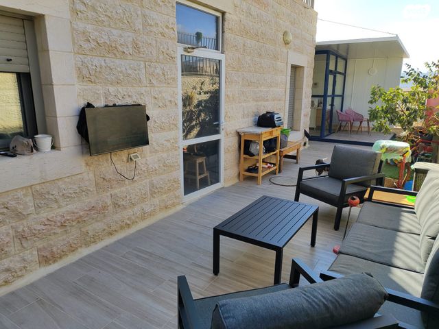 דו משפחתי, אדם - גבע בנימין