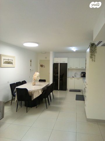 דירה, השקד, רכסים