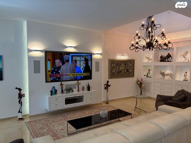 דו משפחתי, קיסריה