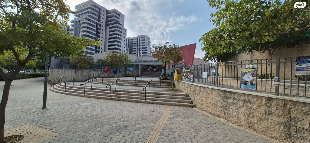 דירה, גולדה מאיר, ראש העין