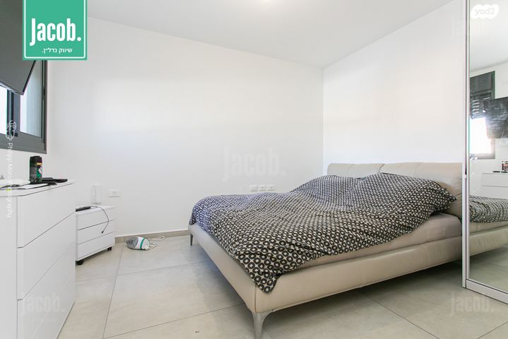 דירה, רמב"ם, רמב"ם, טירת כרמל