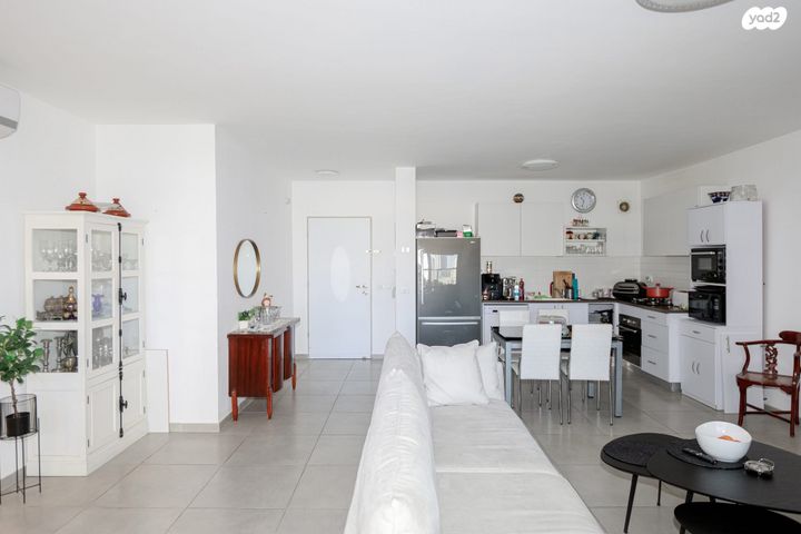 דירה, עפרה חזה, משכנות האומנים, קרית מוצקין