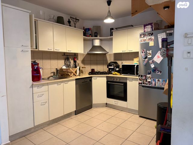 דירה, הפרחים, קרית הפרחים - 2005, רעננה