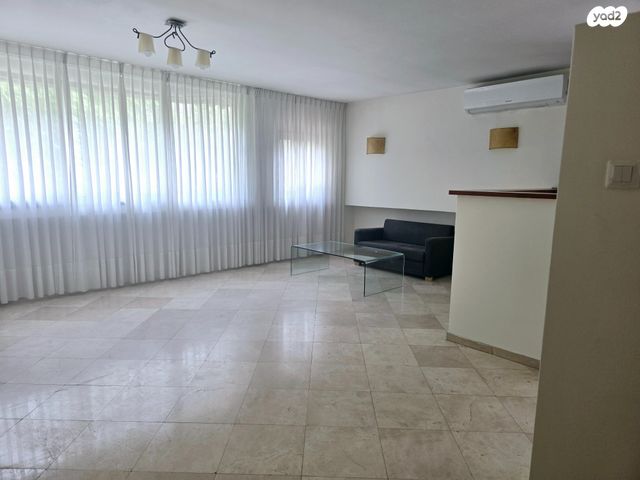 גג/ פנטהאוז, סמטת אלברט, נווה יהושע, ערמונים, רמת גן