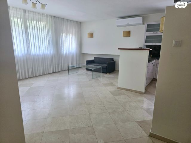 גג/ פנטהאוז, סמטת אלברט, נווה יהושע, ערמונים, רמת גן