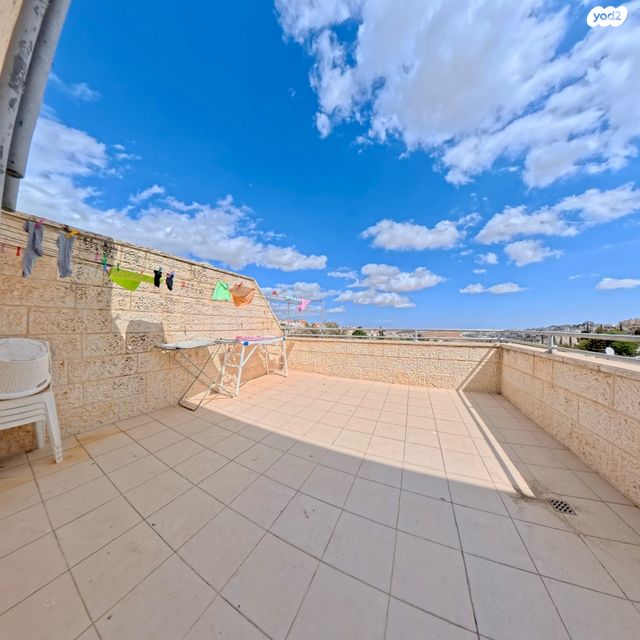 דו משפחתי, יהודה אליצור, ירושלים