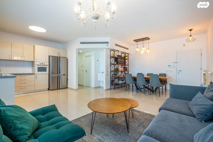 דירה, מאיר עמית, נווה אור, אור עקיבא