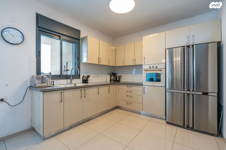 דירה, מאיר עמית, נווה אור, אור עקיבא