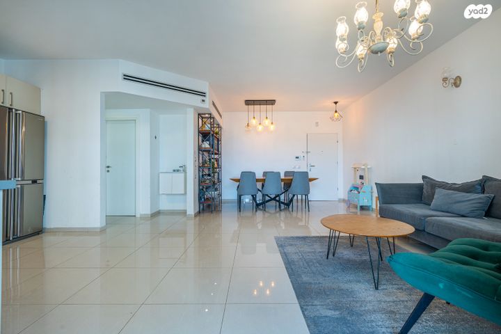 דירה, מאיר עמית, נווה אור, אור עקיבא