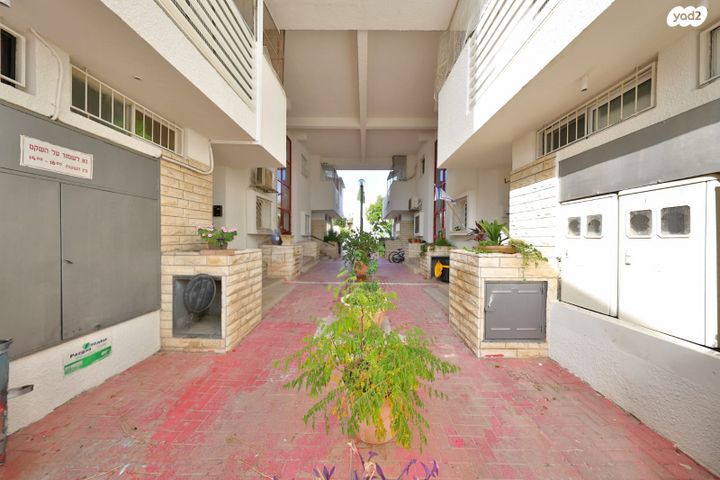 דירת גן, חיים, קרית ביאליק