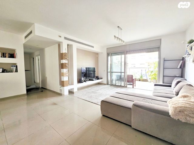 דירה, יוסף הדר, הזמר העברי, כפר סבא