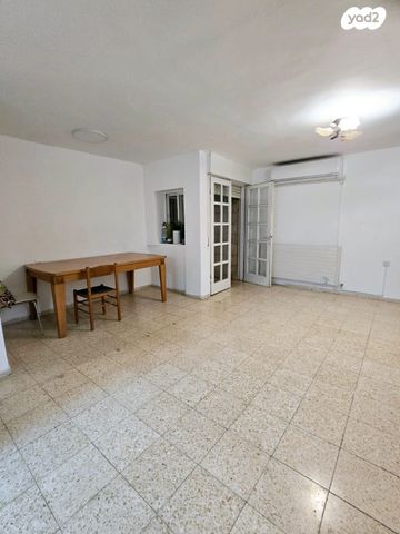 דירה, מרדכי אלקחי, ארמון הנציב, תלפיות מזרח, ירושלים