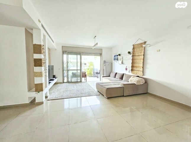 דירה, יוסף הדר, הזמר העברי, כפר סבא