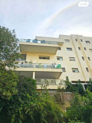 דירה, יוסף הדר, הזמר העברי, כפר סבא