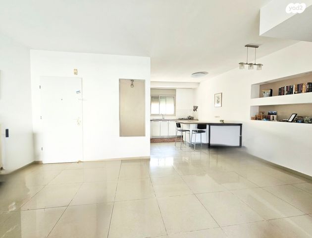 דירה, יוסף הדר, הזמר העברי, כפר סבא