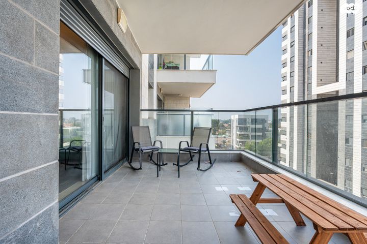 דירה, מאיר עמית, נווה אור, אור עקיבא