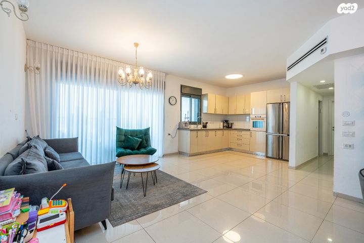 דירה, מאיר עמית, נווה אור, אור עקיבא