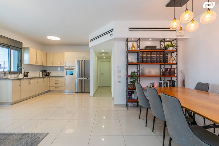 דירה, מאיר עמית, נווה אור, אור עקיבא