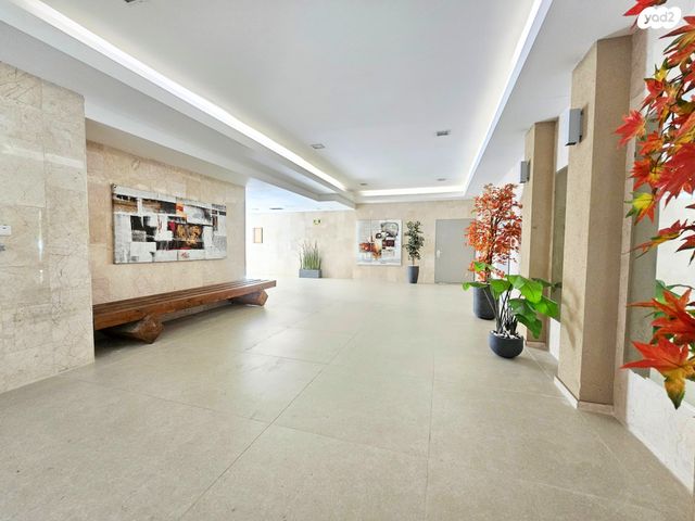 דירה, יוסף הדר, הזמר העברי, כפר סבא