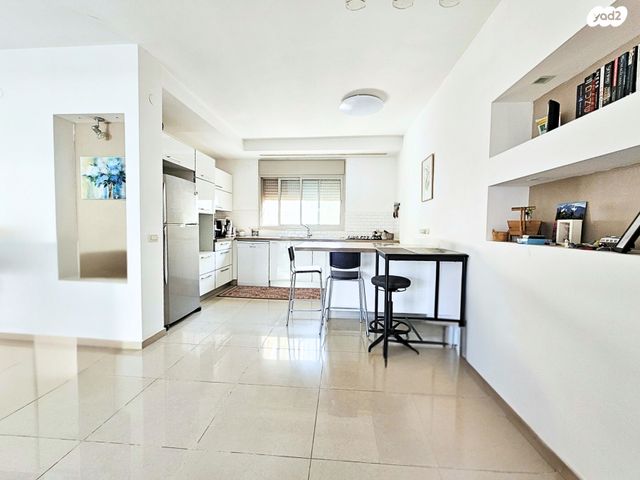 דירה, יוסף הדר, הזמר העברי, כפר סבא