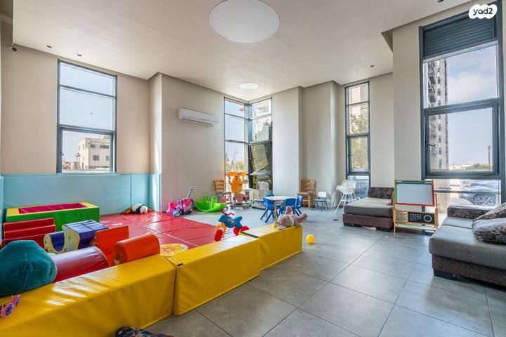 דירה, מאיר עמית, נווה אור, אור עקיבא